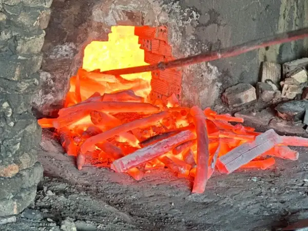 ייצור פחם בינצ׳וטאן יפני בתנור אבן מסורתי