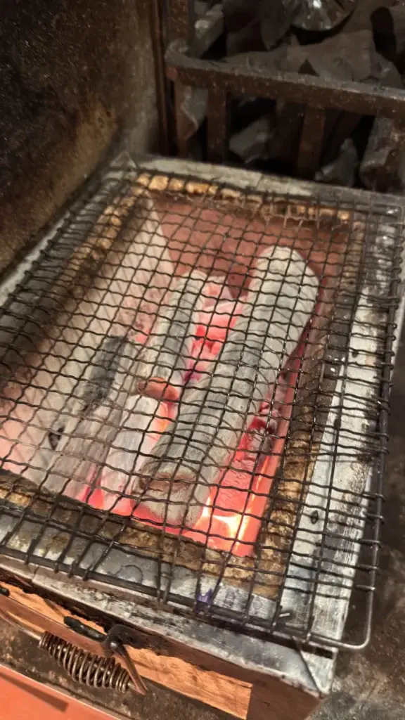 בינצ'וטאן לוהט מתחת לרשת של גריל קונרו יפני