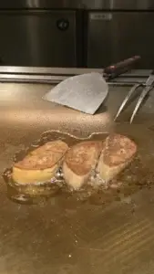 כבד אווז נצלה על פלאנצ'ה עם קראסט זהוב