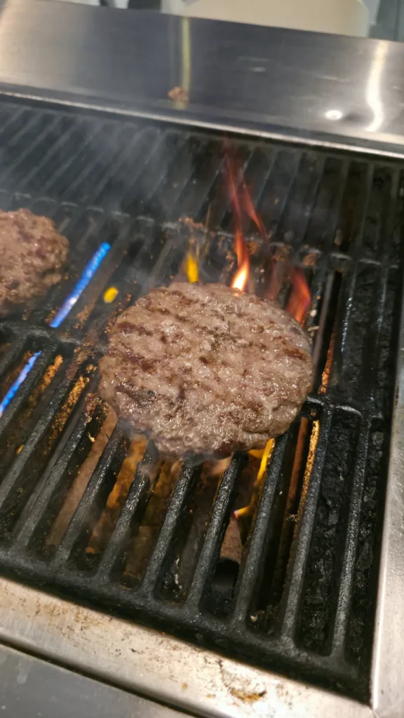 פטיז המבורגר נצלים על גריל פחמים