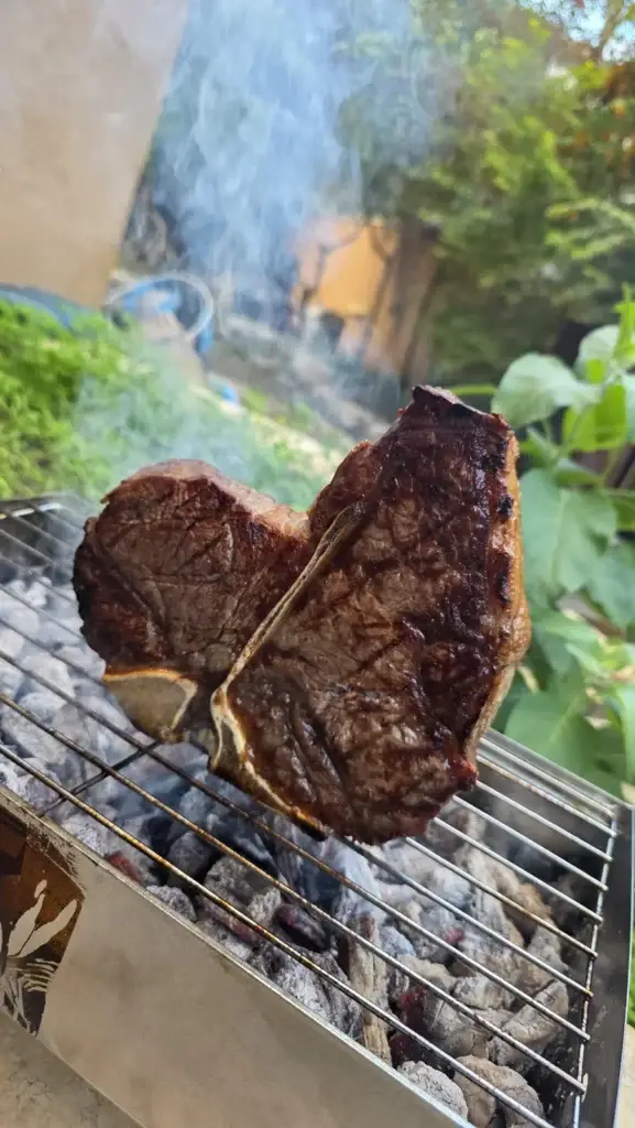 סטייק פורטרהאוס עומד על העצם על גבי המנגל