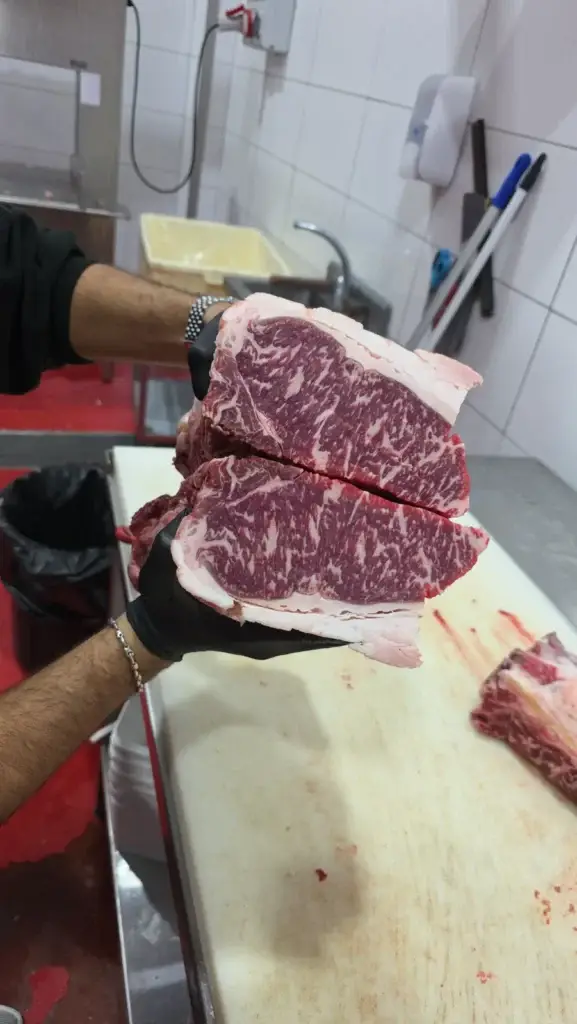 נתח סינטה גולמי מהצד, פס שומן חיצוני ושיוש בתוך הבשר